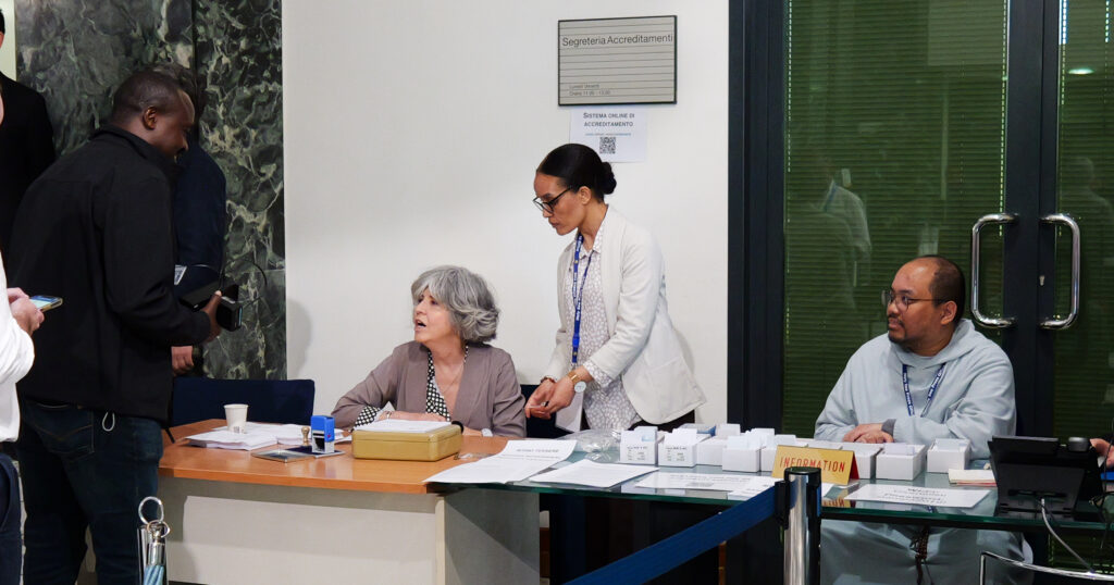 Schwester Amdework Ferhiwot Gessese in der Mitte. Rechts Father Gamboa Mark Francis Bautista